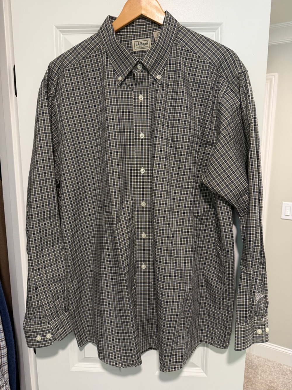 L.L. Bean Men's Black and Gray Plaid Button-Down Shirt XL